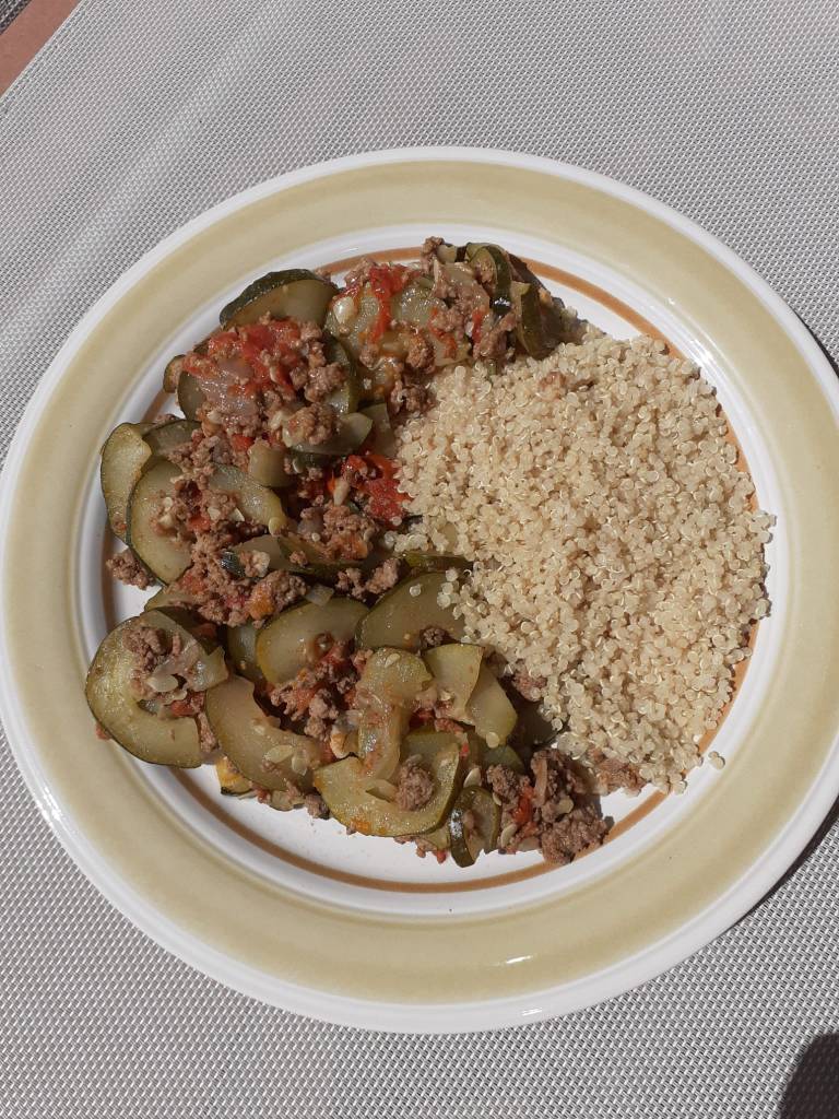 Calabacín con carne picada y quinoa - MEJORANDO LO PRESENTE